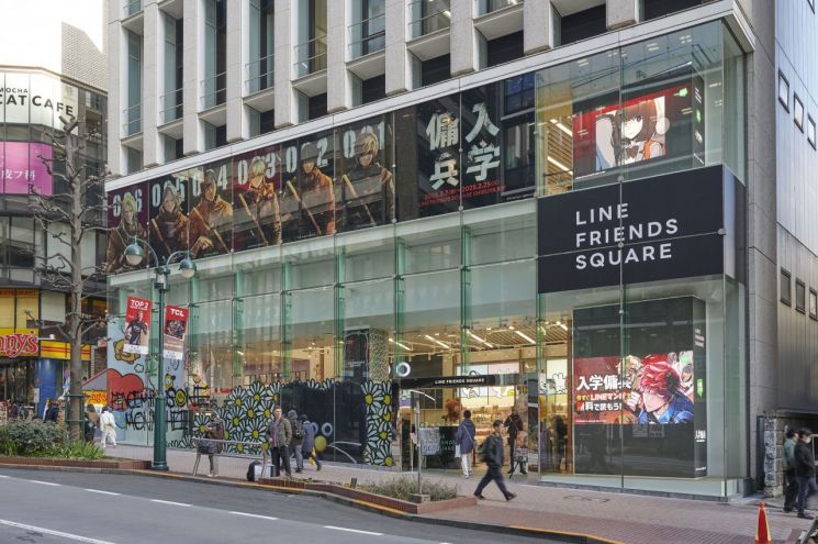 일본 도쿄도 시부야구의 라인 프렌즈 스퀘어 시부야에서 진행 중인 웹툰 ‘입학용병’의 팝업스토어 현장. 네이버웹툰 제공