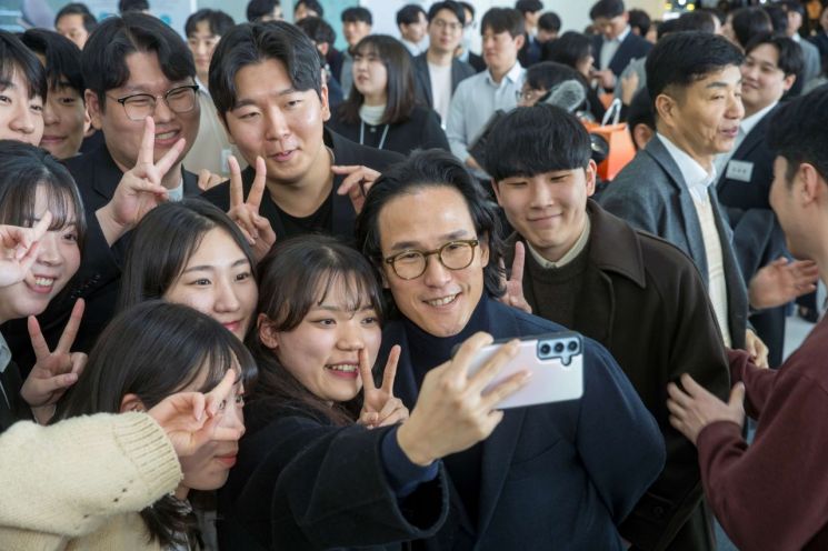 조현범 한국앤컴퍼니그룹 회장(앞줄 가운데)이 그룹 신입직원들과 사진 촬영을 하고 있다. 한국앤컴퍼니그룹 제공
