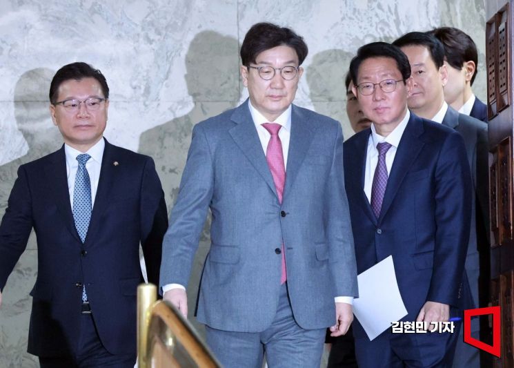 권성동 국민의힘 원내대표가 12일 국회에서 열린 원내대책회의에 참석하고 있다. 2025.2.12 김현민 기자