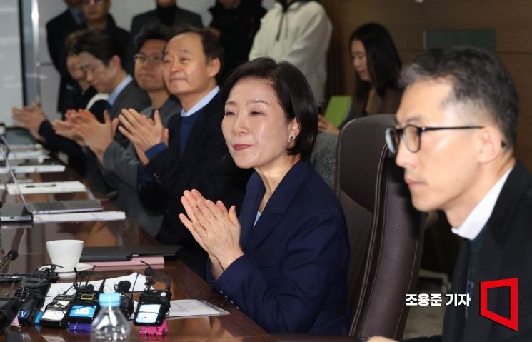 [포토] 박수치는 오영중 중기장관