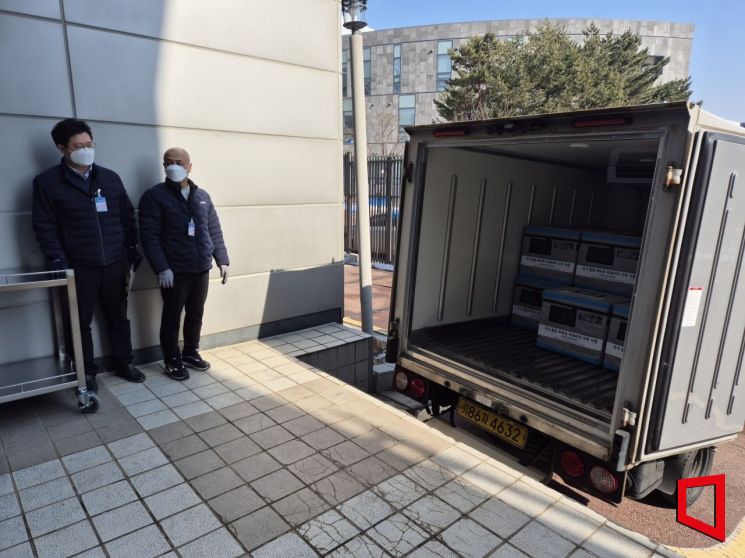 질병관리청 연구원들이 11일 오후 1시30분께 충북 청주시 국립중앙인체자원은행에서 배송된 인체자원 하역을 준비하고 있다. 최태원 기자