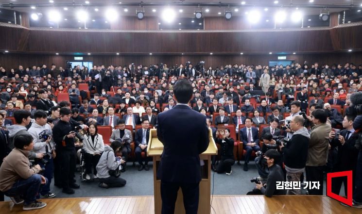 오세훈 서울시장이 12일 국회도서관에서 열린 '87체제 극복을 위한 지방분권 개헌 토론회'에서 개회사를 하고 있다. 2025.2.12 김현민 기자