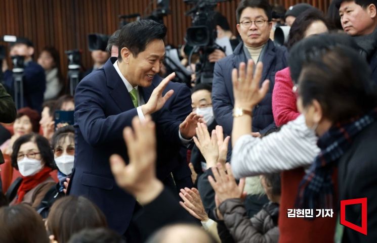 오세훈 서울시장이 12일 국회도서관에서 열린 '87체제 극복을 위한 지방분권 개헌 토론회'에서 참석자들과 인사하고 있다. 2025.2.12 김현민 기자