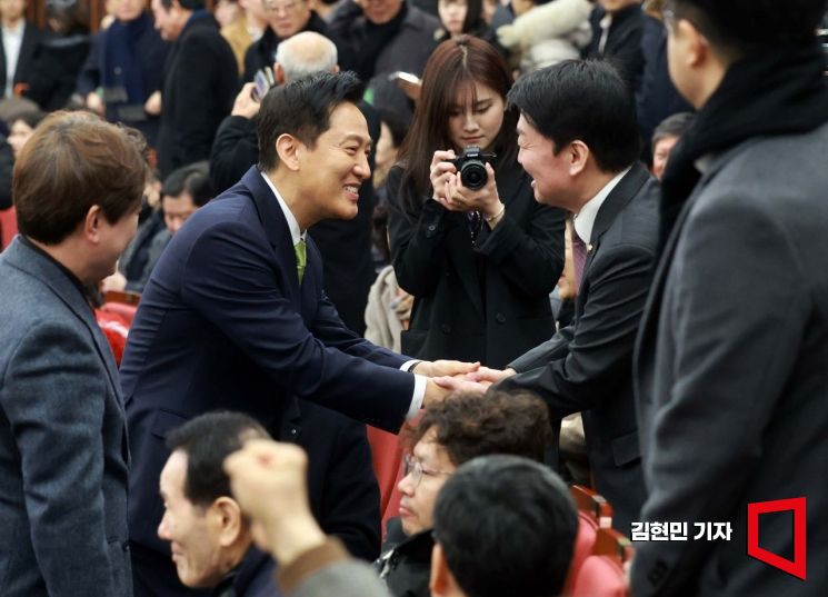 [포토] 인사하는 오세훈-안철수