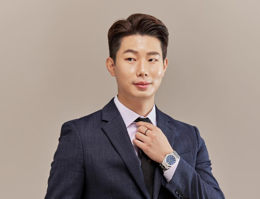 디자이너 김리을(본명 김종원). 김리을 인스타그램