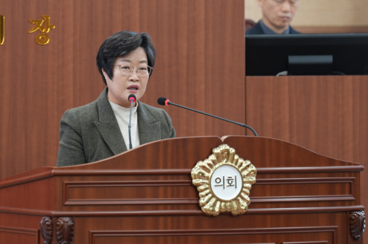 김희영 의원이 지난달 23일 국민의힘 비판 성명을 낭독하고 있다.