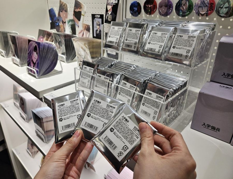 일본 도쿄도 시부야구 라인 프렌즈 스퀘어 시부야에서 진행 중인 웹툰 '입학용병'의 팝업스토어에서 판매되는 제품. 이명환 기자·연합뉴스