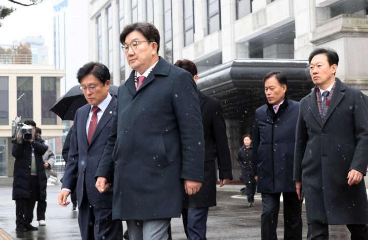 권성동, 헌재 찾아 "자의적 법·규정 해석…정치재판 의구심 커져"