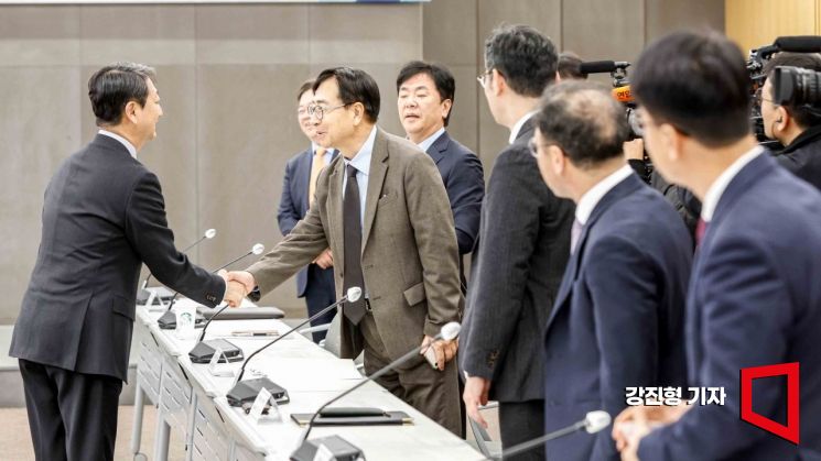 [포토] 산업투자전략회의 참석 기업인들과 인사하는 안덕근 장관