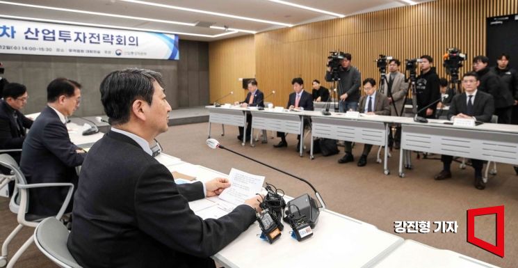 [포토] 산업투자전략회의서 모두발언 하는 안덕근 산업부 장관
