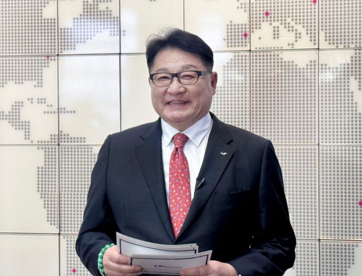 구자균 LS일렉트릭 회장이 12일 서울 코엑스에서 취재진을 만나 질문에 답하고 있다. 연합뉴스