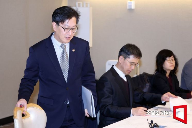 [포토] 경제관계차관회의 참석하는 김범석 1차관