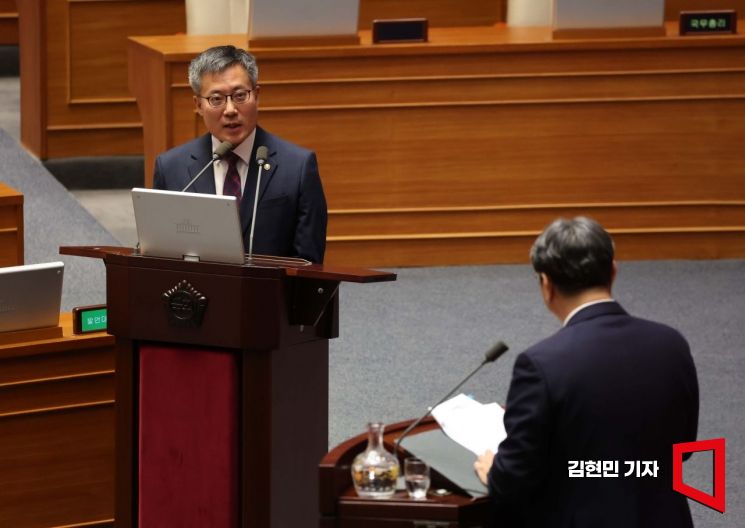 [포토] 대정부질문 답변하는 김석우 직무대행