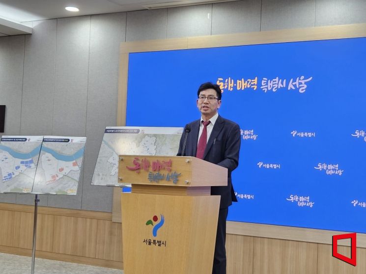 조남준 서울시 도시공간본부장이 토지거래허가구역 해제 관련 기자들의 질문에 답변하고 있다. 이정윤 기자