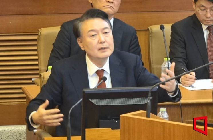 "야당이 박수 안쳤다"尹 발언에…"삐쳐서 계엄했나" 野 맹비난