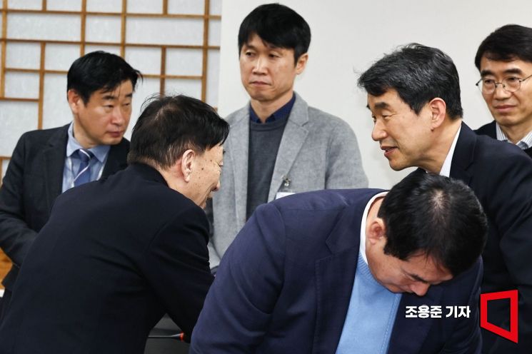[포토] 악수하는 이주호 부총리와 설동호 대전교육감