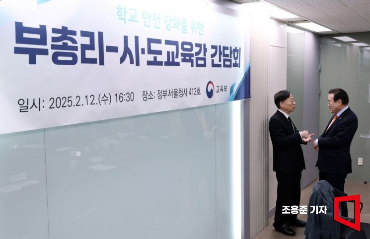 [포토] 대화나누는 설동호 대전시교육감