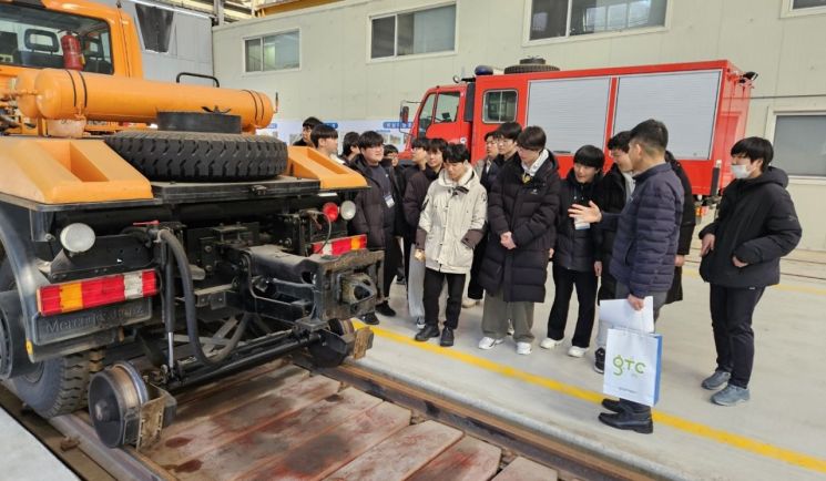 광주교통공사는 최근 본사와 차량기지에서 용산철도고등학교 학생들을 대상으로 안전설비 체험, 종합관제실 열차 통제현장 등 다양한 실무 기술을 접하는 현장체험을 실시했다. 광주교통공사 제공