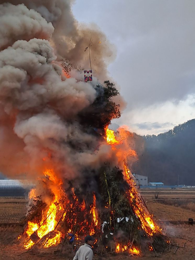 [포토] 음력 대보름 "올해도 만사형통하세요"