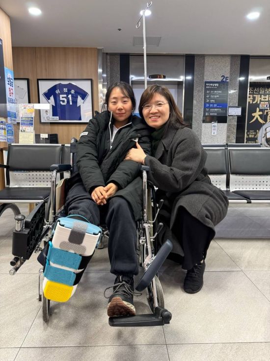 장미란 문화체육관광부 제2차관이 11일 산악스키 김하나 선수를 만나 위로를 전하고 쾌유를 기원하고 있다.   [사진 제공= 문화체육관광부]