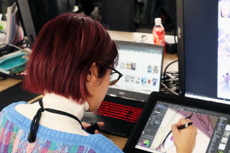 12日下午，日本东京品川区Studio Number Nine大楼内，一位作画作者正在绘画。Naver Webtoon提供