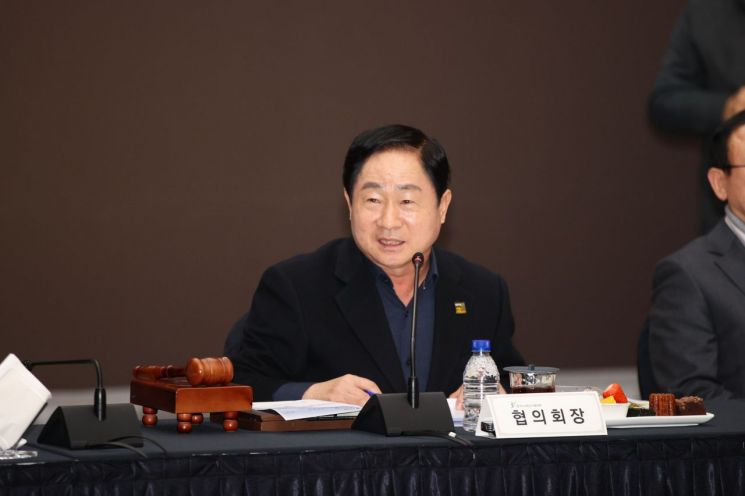 주광덕 경기도시장군수협의회장(남양주 시장)이 12일 남양주 경기시청자미디어센터에서 민선8기 제7차 정기회의를 진행하고 있다. 남양주시 제공