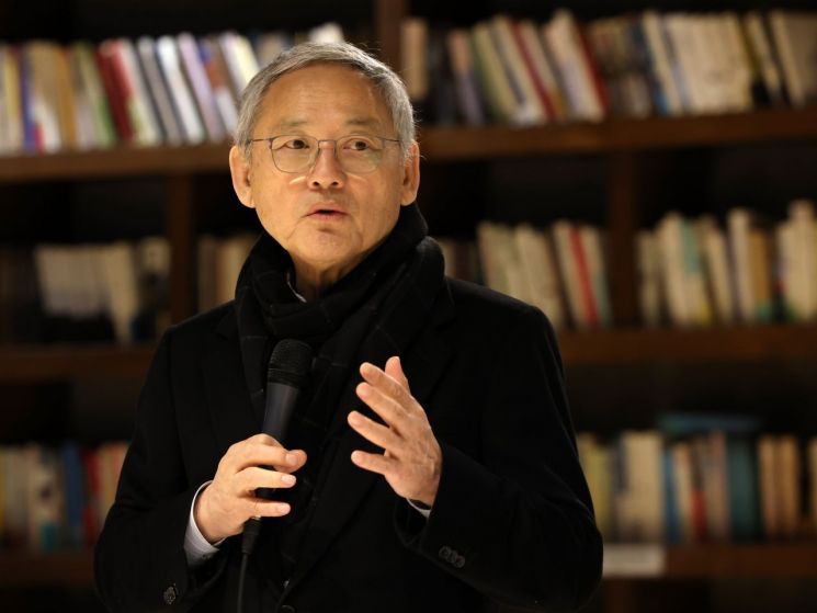 유인촌 문화체육관광부 장관이 12일 ‘대한민국 문화도시’로 선정된 세종시의 조치원1927아트센터에서 관계자, 전문가와 시민들을 만나 ‘한글 문화도시’에 대한 의견을 나누고 있다.   [사진 제공= 문화체육관광부]
