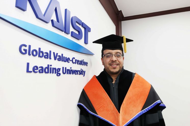 화제의 졸업생 사이드 알리(Syed Sheraz Ali)씨. 파키스탄 유학생으로 싱글파더다. KAIST 제공