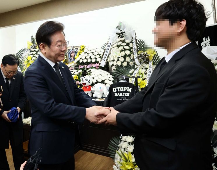 이재명 더불어민주당 대표가 12일 저녁 대전 건양대병원 장례식장에 마련된 김하늘 양 빈소를 찾아 조문하고 있다. 연합뉴스