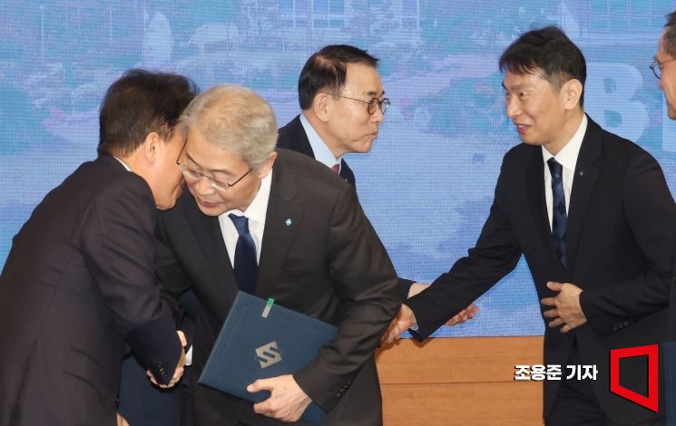 [포토] 인사하는 금감원장과 금융지주회장들