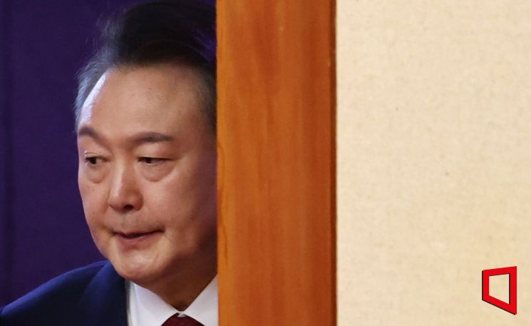 윤석열 대통령이 13일 서울 종로구 헌법재판소에서 열린 '윤석열 대통령 탄핵심판 8차 변론'에 출석하고 있다. 2025.2.13 사진공동취재단