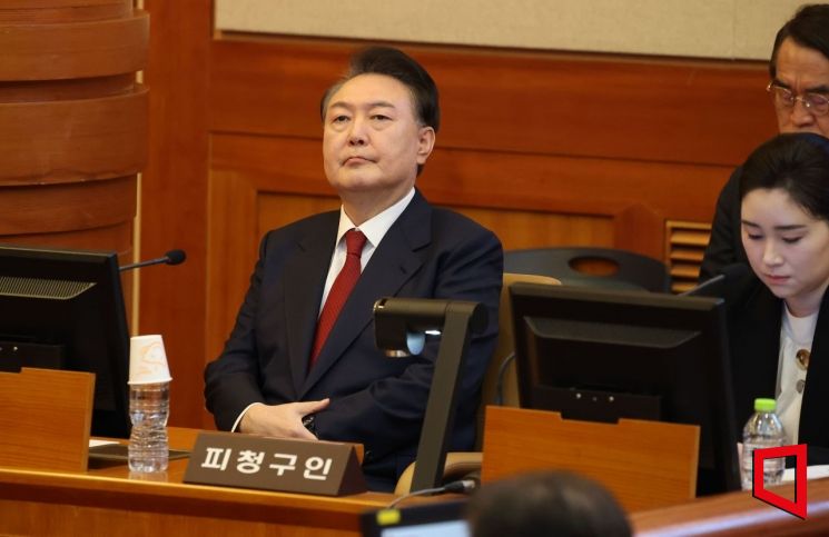 윤석열 대통령이 13일 서울 종로구 헌법재판소에서 열리는 탄핵심판 8차 변론에 출석하고 있다. ＜2025.2.13 사진공동취재단＞