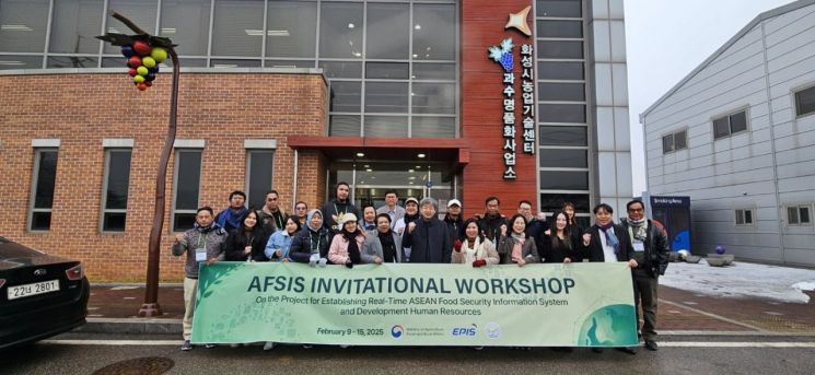 첨단 과수 스마트팜 시설 견학을 위해 화성시 농업기술센터를 방문한 아세안(ASEAN) 식량안보 관계자들이 지속가능한 농업기술 확대를 다짐하고 있다. 화성시 제공