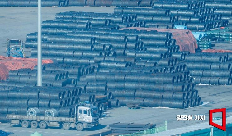 [포토] 트럼프, '철강 제품 25% 관세 부과 포고문 서명'