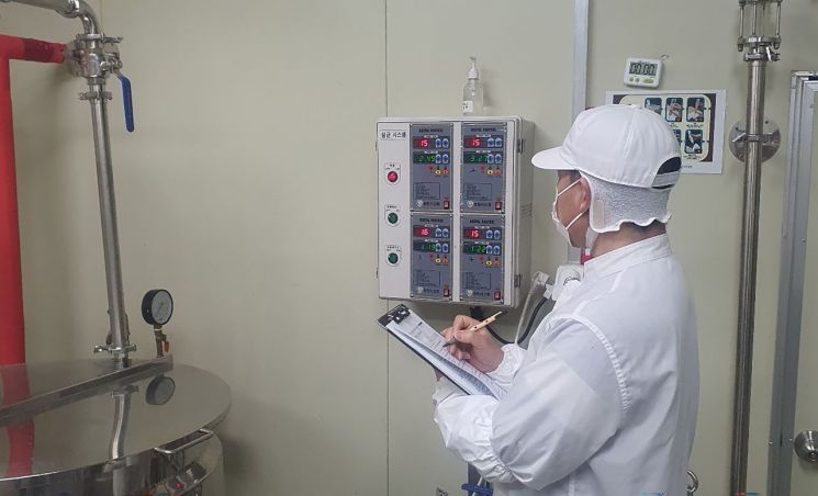 영주시 소재 식품가공회사가 스마트 HACCP 기술을 활용해 살균 데이터 수집을 하고 있다. 영주시 제공