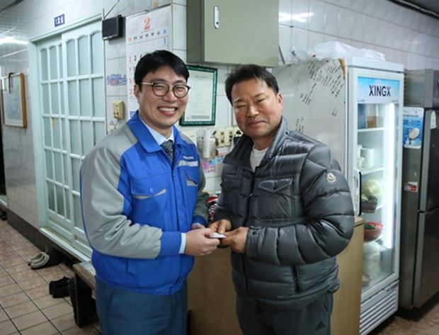 태웅 허욱 사장(왼쪽)이 직원 식비 선결제를 하고 활짝 웃고 있다.
