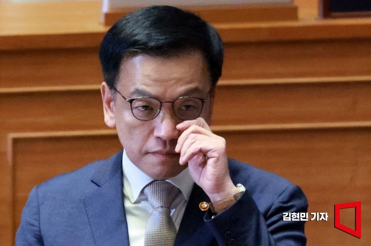 최상목 대통령 권한대행 부총리 겸 기획재정부 장관이 13일 국회 본회의장에서 열린 경제 분야 대정부질문에서 의원의 질의에 답변하고 있다.