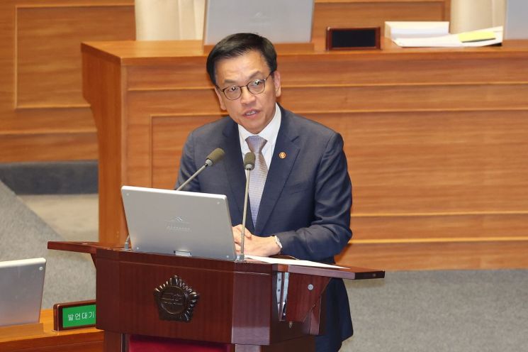 최상목 대통령 권한대행 부총리 겸 기획재정부 장관이 13일 서울 여의도 국회 본회의장에서 열린 경제분야 대정부질문에서 의원 질의에 답변하고 있다. 연합뉴스
