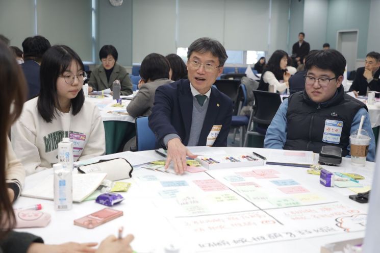 울산교육청이 학교 내 학생 휴대전화 사용 원탁토론회를 갖고 있다. 울산교육청 제공