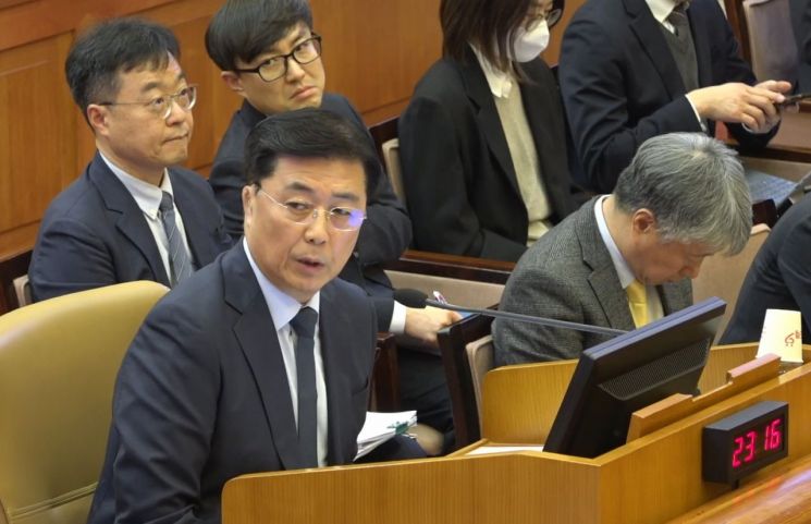 홍장원 전 국정원 1차장은 4일 헌재에 나와 윤석열 대통령이 "싹 잡아들여"라는 내용의 전화를 했다고 증언했다.