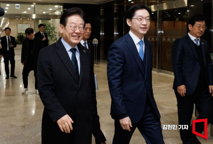 이재명 더불어민주당 대표와 김경수 전 경남지사가 13일 국회에서 만나 회담장으로 걸어가고 있다. 2025.2.13 김현민 기자