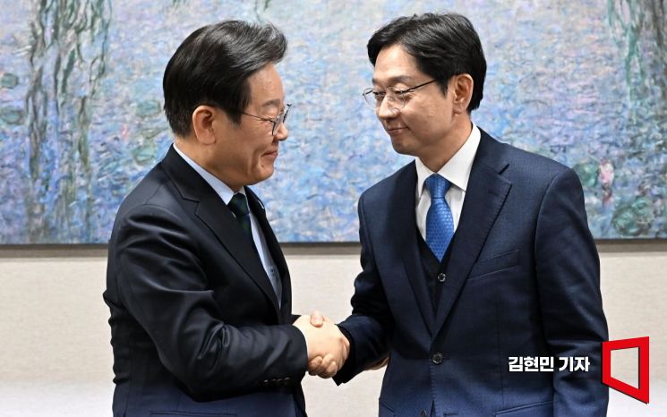 이재명 더불어민주당 대표와 김경수 전 경남지사가 13일 국회에서 회동하고 있다. 2025.2.13 김현민 기자
