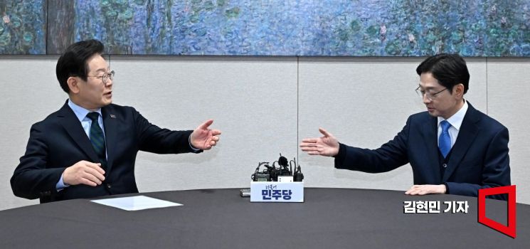 이재명 더불어민주당 대표와 김경수 전 경남지사가 13일 국회에서 회동하고 있다. 2025.2.13 김현민 기자