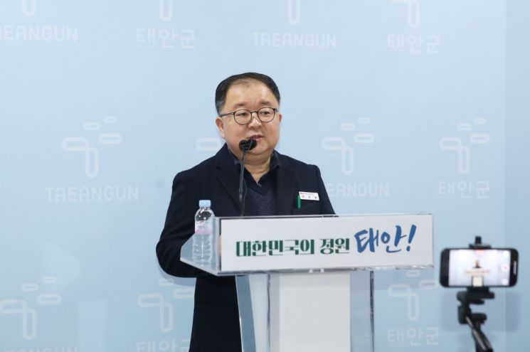 13일 태안군청 브리핑룸에서 정례브리핑 중인 전진봉 전략사업담당관. /태안군