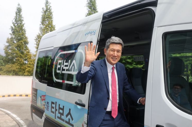 지난해 9월 포항 체인지업그라운드에서 개최한 공공형 택시호출 타보소 택시의 론칭 시연회에서 시승식을 하고 있는 이강덕 포항시장. 포항시 제공