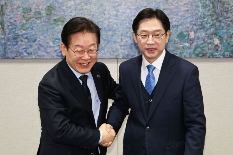 더불어민주당 이재명 대표와 김경수 전 경남도지사가 13일 국회에서 만나 악수를 하고 있다. 연합뉴스