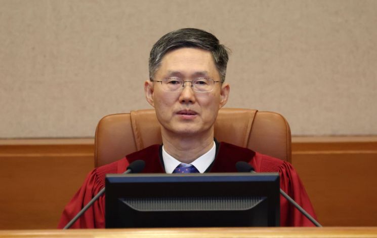 문형배 헌법재판소장 권한대행이 13일 서울 종로구 헌법재판소 대심판정에서 열린 '윤석열 대통령 탄핵심판 8차 변론'에 입장해 자리하고 있다. 연합뉴스