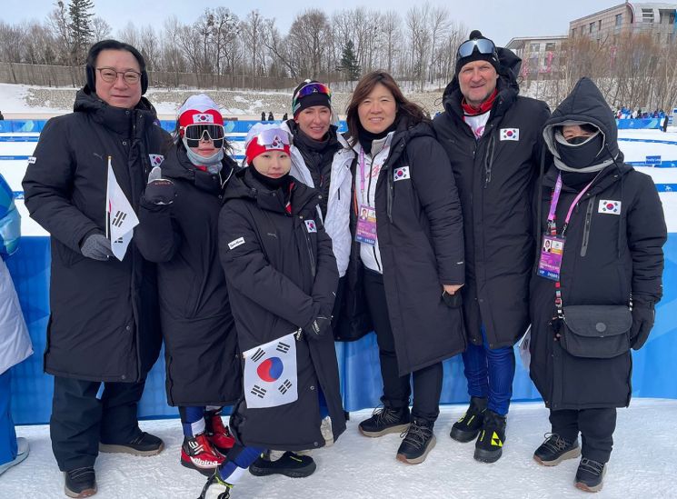 장미란 문화체육관광부 제2차관(오른쪽 세 번째)이 13일 2025 하얼빈 동계아시안게임 바이애슬론 경기가 열리고 있는 중국 야불리 스키 리조트를 방문해 여자 바이애슬론 국가대표 선수와 코치진을 격려한 뒤 기념촬영을 하고 있다.   [사진 제공= 문화체육관광부]