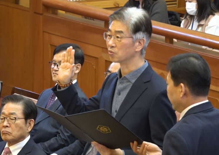 김봉식 전 서울경찰청장이 13일 서울 종로구 헌법재판소에서 열린 윤석열 대통령 탄핵 심판 8차 변론에서 증인 선서를 하고 있다. 2025.2.13. 헌법재판소 제공