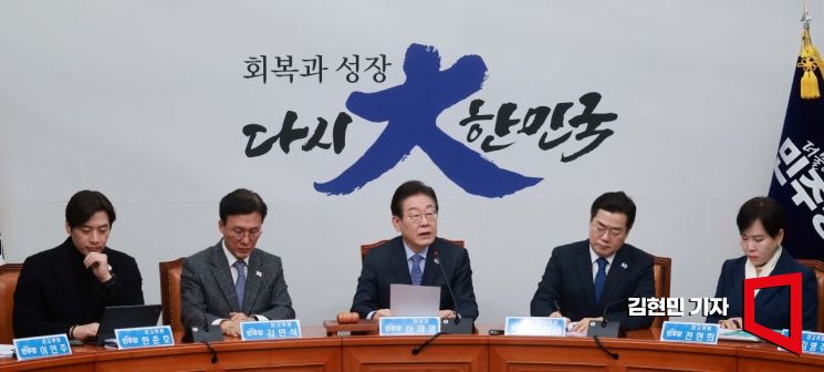 [포토] 이재명 “尹과 함께 가겠단 국힘…극우도 아닌 범죄정당”